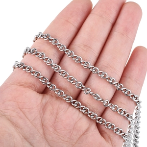 Poliertes silbernes Edelstahl-Gliederkettenhalsband mit S-Link-Design auf der Hand