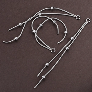 Dettaglio di nappe a catena serpente in acciaio argentato con perle lucide per gioielli fai da te