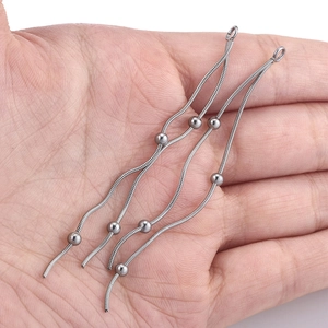 Dettaglio di nappe a catena serpente d'argento con perline per gioielli fai-da-te