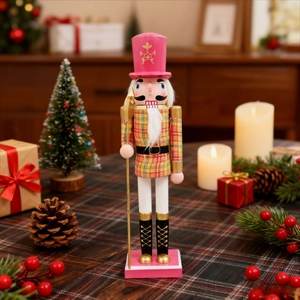 Soldat casse-noisette en bois à carreaux roses avec sapin de Noël et décor festif