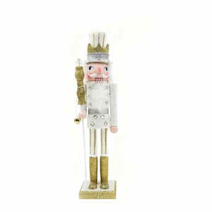 Détail du soldat casse-noisette en bois blanc et or avec paillettes et sceptre royal