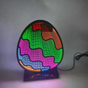 Dettaglio macro della lampada a tunnel a forma di uovo con specchio infinito e luci LED RGB