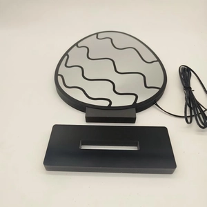 Dettaglio lampada a tunnel a forma di uovo con linee ondulate, base nera e cavo
