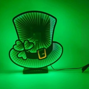 Lampada specchio infinito per San Patrizio a forma di cappello con trifoglio verde