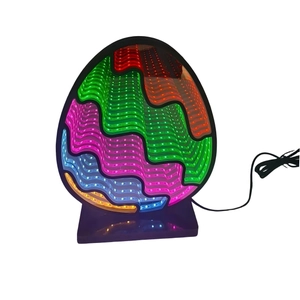 Dettaglio della lampada a tunnel LED a specchio infinito a forma di uovo con onde colorate