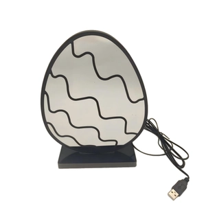 Dettaglio della lampada a LED a forma di uovo con motivi a onde e cavo USB