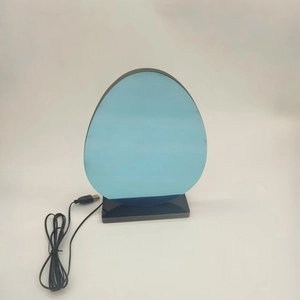 Dettaglio della lampada tunnel LED a forma di uovo con guscio in acrilico blu e cavo USB