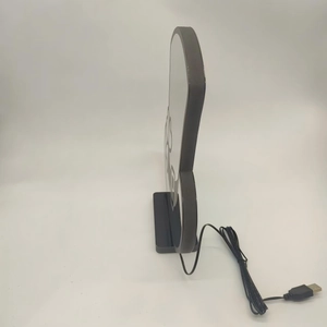 Vista laterale della luce neon per San Patrizio con base nera stabile e cavo USB