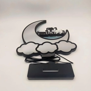 Detailansicht der LED-Spiegeltunnel-Lampe mit Mond-Design, Mubarak-Schriftzug und USB-Kabel
