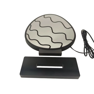 Lampada LED effetto tunnel minimalista con design ondulato e base rettangolare nera