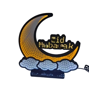 Detail der Eid Mubarak Mond und Wolke LED-Leuchte mit schwarzem Rahmen und warmem Licht