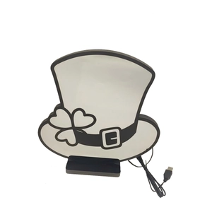 Dettaglio della lampada LED cappello San Patrizio con trifoglio e cavo USB
