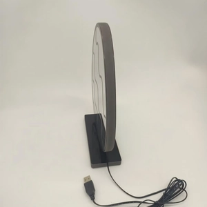 Dettaglio della lampada LED a tunnel a forma di uovo con trama a onde e base USB