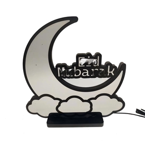 Detail der LED-Mond-Tunnelleuchte mit Eid Mubarak-Schriftzug und integriertem Netzkabel
