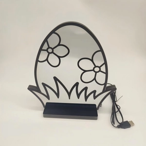 Détail de la lampe tunnel LED en forme d'œuf avec motif floral et base USB de Pâques