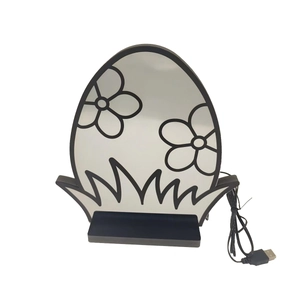 Détail d'une lampe tunnel LED en forme d'œuf avec motifs floraux et câble USB noir