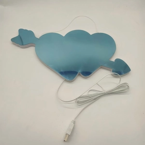 Détail de la lampe tunnel LED en forme de cœur avec flèche et câble d'alimentation USB