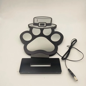 Detail der Pfotenabdruck LED-Neonlampe mit Zylinder und USB-Kabel für St. Patrick's Day Deko