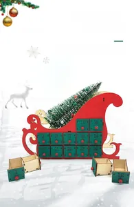Detailansicht der Holz-Weihnachtsschlitten-Adventskalender mit 24 grünen nummerierten Fächern