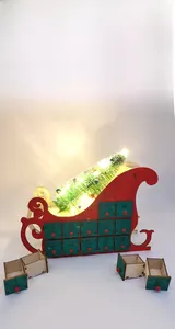 Details des lasergeschnittenen Adventskalenders aus Holz in Schlittenform mit 24 Schubladen