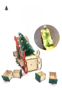 Details des hölzernen Weihnachts-Adventskalenders mit LED-Licht und kleinen Schubladen