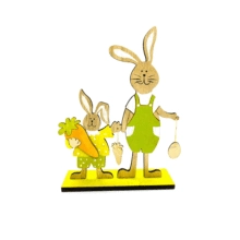 Detail der hölzernen Osterhasen-Figur mit Karotte auf einem stabilen Standfuß