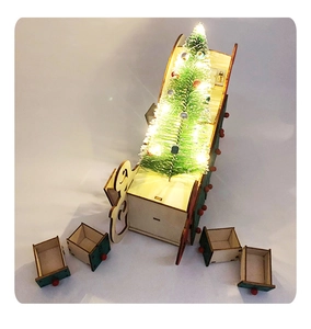 Makro-Detail von Adventskalender aus Holz mit warmem LED-Mini-Baum als Tischdekoration