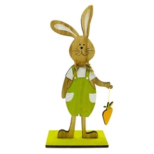 Detailansicht der Osterhasen-Holzfigur mit grüner Latzhose und Karotte auf Standfuß