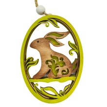 Detail von geschichtetem Osterhasen-Holzanhänger mit Laserschnitt-Blumenmuster und Hanfseil