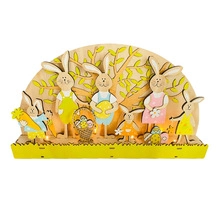Detail der hölzernen Osterhasen-Szene mit LED-Beleuchtung und lasergeschnittenen Lagen