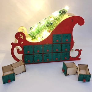 Weihnachtsschlitten Adventskalender aus Holz mit 24 Schubladen und LED-Baum