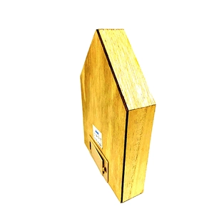 Makro-Detailansicht der Holz-Osterdeko mit Batteriefach und integrierter LED-Basis