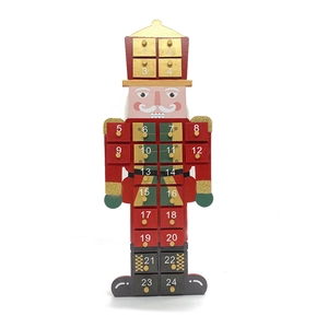 Dettaglio del calendario dell'Avvento schiaccianoci in legno con 24 cassetti numerati