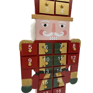 Dettaglio del calendario dell'Avvento schiaccianoci in legno con cassetti numerati