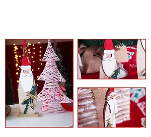 Détail du Père Noël en bois peint et sapin en ficelle rose avec éclairage de fête chaleureux