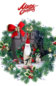 Détail d'une couronne de sapin avec nœud rouge et figurine de Père Noël en bois massif