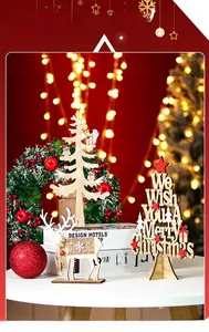 Dettaglio di decorazioni natalizie in legno con albero e renna in luci festive calde