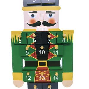 Dettaglio del calendario dell'Avvento Schiaccianoci in legno con cassetti numerati