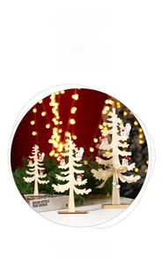 Tre alberi di Natale in legno con stampe di animali, fiocchi di corda e campanelli