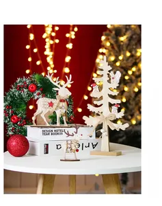 Dettaglio decorazioni natalizie in legno con renne e albero con stella rossa applicata