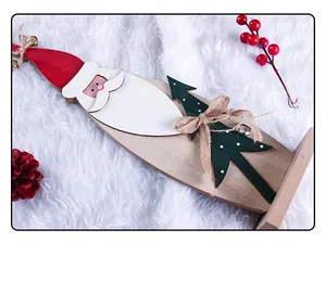 Détail du Père Noël en bois peint avec nœud en ficelle rustique et clochette festive