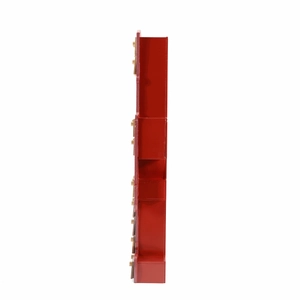 Dettaglio del calendario dell'avvento schiaccianoci in legno rosso con fregi laterali