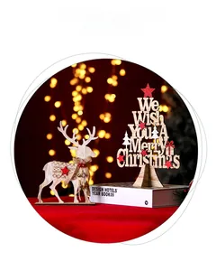 Dettaglio di renna in legno e decorazione per albero tagliata al laser con bokeh caldo