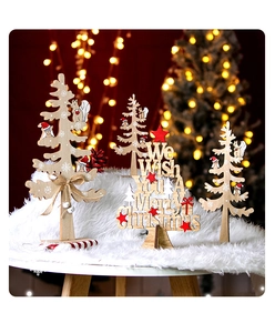 Dettaglio di alberi di Natale in legno con gufi intagliati e testo di auguri festivi