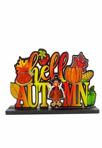 Détail macro du décor bois de Thanksgiving avec texte hello AUTUMN et motif citrouille