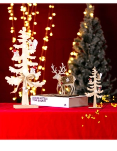 Dettaglio di albero di Natale e renna in legno con fiocco in juta e motivi di animali rari