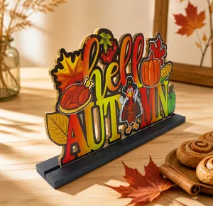 Détail du centre de table Hello Autumn en bois avec dinde et citrouille sculptées