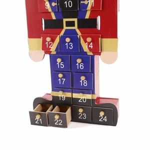 Dettaglio macro del calendario dell'avvento schiaccianoci in legno con 24 cassetti