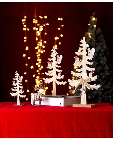 Dettagli di alberi di Natale in legno con fiocchi di neve e decoro di piccola renna