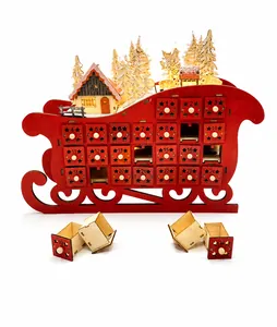Detail des roten Holz-Adventskalenders als Schlitten mit LED-Miniaturszene und 24 Schubladen